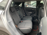 フィットの後部座席です。車自体の高さはホンダ車の中では低めの車ですが座っても窮屈さは感じません!是非実際に乗りにいらしてください!