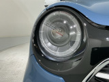 LEDヘッドライトは、点灯の瞬間から最大光量を発揮し、突然暗くなるトンネルなどでの安定感を高めます。