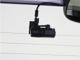 ◆リアにもドライブレコーダーを装備しております◆映像・音声などを記録する自動車用の装置です。もしもの事故の際の記録はもちろん、旅行の際の思い出としてドライブの映像を楽しむことができます。