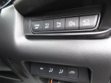 こちらのお車には先進安全装備が多数搭載されています。衝突被害を回避あるいは軽減するためのブレーキや、後方死角からの接近警報、車線逸脱を防止する警報装置など、詳しくはスタッフまでお尋ねください。