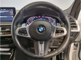 【ハンドル】ドライバーとBMW車の一体感がダイレクトに伝わるステアリングホイール。形状・太さへの拘りに加えて、操作性を高める為にスイッチ類も配置。クイックかつ安定のドライビングを体感下さい!