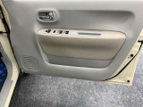 【運転席ドア】収納ポケットがあります。