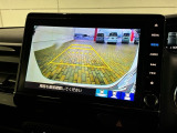リバースギアに入れるだけで後方の表示へ切り替わります。夜間や雨の日の駐車も楽になりますよ。