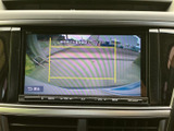 後方の映像と目安となるガイド線を画面に表示し、駐車時の周囲確認をサポートします。車庫入れや狭い場所での取り回しの際に、後方を確認しやすく便利です。