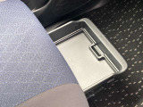 シート下にも収納BOXがありますのでいろいろと便利です。