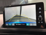 リバースギアに入れるだけで後方の表示へ切り替わります。夜間や雨の日の駐車も楽になりますよ。