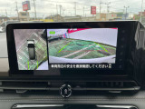 車を真上から見ているように、周囲の状況を把握しながら安心して駐車が行えるアラウンドビューモニター装備!