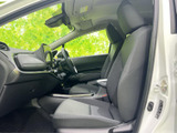 前席からはフロントまわりを見渡しやすく、運転席と助手席それぞれに落ち着いて座れる空間が広がります。シートや足元も黒系でまとめられ、普段使いしやすい室内です。