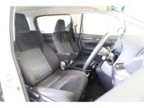【運転席&助手席】シートは黒を基調にした高級感のあるデザインです。運転席はゆったり、視界も広くて運転しやすいですよ♪