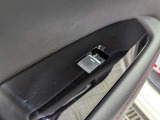 パワーウィンドウのスイッチですよ。運転席に居ながら窓を開け閉めのコントロールできます。