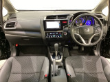 車内は光触媒抗菌消臭施工済です。スタイリッシュなデザインで暖かみのあるインパネ周りを演出します。グローブボックスやカップホルダーのほかにトレーなどたくさんの収納スペースが装備されています。
