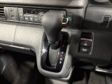 インパネシフトだから視線の移動も少なく足元もスッキリ♪運転席もゆったりしているのでゆとりを持ってドライブできますね!