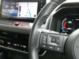 ナビの音量など車両情報を手元で操作できるハンドルスイッチ付き。