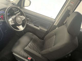 運転席にひじ掛け付!長時間の運転の際に重宝しそうです!シート位置が高めで乗り降りしやすい!