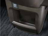 ◆センターロアボックス◆インパネ中央の下部には、ごみ箱としても使用する事ができるセンターロアボックスを装備しております。