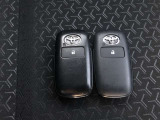 スマートキー2個あります。家族で共有すれば、自宅の駐車場での入替や、旅行先での運転交代など大変便利ですよ。