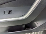 パワーウィンドウのスイッチですよ。運転席に居ながら窓を開け閉めのコントロールできます。