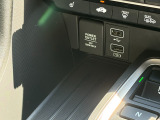 USBやシガーソケットも対応しておりますので、外部機器での接続、充電なども可能でございます。