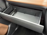 スリムタイプのティッシュボックスがスッポリ入るインストスライドボックスが付いています!コンパクトな軽自動車でもスッキリ整頓してドライブを楽しんでいただけますね!