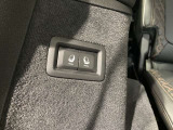 2列目シート横に、3列目シートを電動で上げ下げ用のボタンがございます。