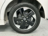 【純正アルミホイール】車体に最適化された設計による優れた耐久性と走行性能、そしてデザイン性。特に、足回りの軽量化は加速性能・燃費・乗り心地の向上に繋がり、ブレーキ性能も高めます。