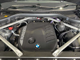 直列6気筒DOHCディーゼル。出力210kW〔286ps〕/4,000rpm(カタログ値)、トルク650Nm/1,500-2,500rpm(カタログ値)♪