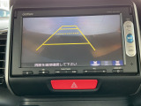 【リアカメラ】リバースに入れるだけで後方の映像が映ります。安全確認や、狭い駐車場での車庫入れ、雨の日や夜間など視界の悪い時に便利です。安全にバックする為には欠かせない装備です。