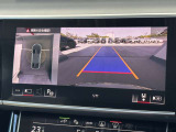 ●リアビューカメラ『入車経路を算出し、ガイドラインと補助線をディスプレイに表示します。同時にバンパーに内蔵のセンサーが障害物を感知し音で注意を促します。後方の死角も安心していただけます。』