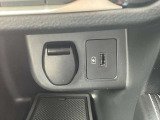 USBソケットを装備。携帯電話などを充電できます。