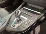 7速DCTオートマチックトランスミッション。BMWお馴染みのiDriveコントローラーも搭載。