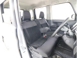 運転席シートは、座り心地に配慮した座面構造を採用しています。近場の移動から長めの運転まで、快適な姿勢を保ちやすいシートです。