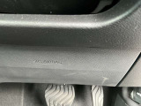 運転席にはニーエアバッグが装着されています。