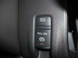 オートブレーキホールド 運転者のブレーキ操作によって停車した際、自動的にブレーキ力を保持する機能です。ブレーキ力が保持されている時にアクセルを踏むと自動的に解除され発進する事ができます。