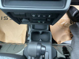 小物入れにもなるドリンクホルダー。