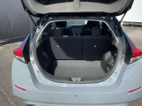 バックドアは大きく開きます。定員乗車時でも十分広いラゲッジスペースを確保しています