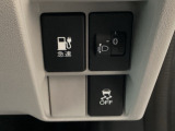 急速充電時は、車内の専用スイッチを操作することで充電口の蓋が開く仕組みです。車内からの操作に限定することで、誤接続や差し間違いを防ぐ安全性の高い設計となっています。