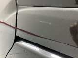 左後ろのスライドドアにキズあり。