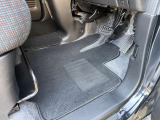 運転席フロアマットは少し擦れがあります