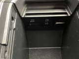 センターコンソールBOX内にUSB端子2個&HDMI端子1個 ミュージックプレーヤー接続でお気に入りの音楽を楽しむことが出来ます♪