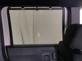 ロールサンシェイドは、太陽光を防ぐので冷房の効きを良くする効果もあるんです。エアコンを控えめにすれば燃費向上も見込めますよ。