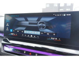 高精細ワイド・ディスプレイ: 視認性に優れた大型タッチパネルを採用。ナビゲーションだけでなく、エンターテインメント機能も鮮明に表示します。
