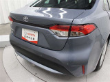 後方から接近する車両を検知して、衝突被害の軽減に寄与する安全機能リヤクロストラフィックオートブレーキ[パーキングサポートブレーキ(後方接近車両)]が装着されています。