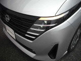 左ヘッドランプ画像です。LEDヘッドランプです。ハロゲンヘッドランプの約2倍の光量でより明るく遠くを照らし、夜間走行時の視認性を高めるとともに長寿命や省電力も魅力です。