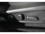 パワーシート(乗り降りから、運転席のポジション設定まで、ボタンで一つで微調整できます。高級車の必須アイテムです。)