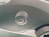 純正ナビゲーションを装着することで狭い道でのすれ違い時に下廻りを映し出す事ができます。他の3つのカメラと連携してパノラマモニターにも対応することが出来ます。
