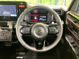 インテリアに合わせたデザインのステアリングは、運転される方のことも考え、運転しやすい形状、大きさです。是非一度、実際に触ってお確かめください。