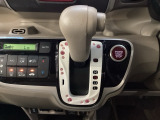 CVT車のセレクトレバーです。低速から高速まで、変速ショックのないスムーズな走りを実現するとともに、エンジン効率のよい領域を維持することで燃費にも貢献します。
