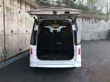 低い位置から大きく開くバックドアで荷物の積み下ろしも楽ちんです。