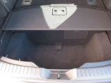 ラゲッジフロア下にサブトランクを備えています。散らかりがちな洗車道具や小物をすっきり整理して収納できるため、荷室を広く保ちやすく、日常の買い物から旅行まで幅広く活躍する実用的な設計です。