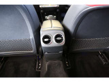 運転席、助手席で独立して温度設定が可能。室温や外気温の変化に応じて、設定に合わせた温度と風量を自動的に調整します。